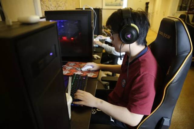 【美图特别版】冰岛金色的雨，RNG夺冠捧杯帅照