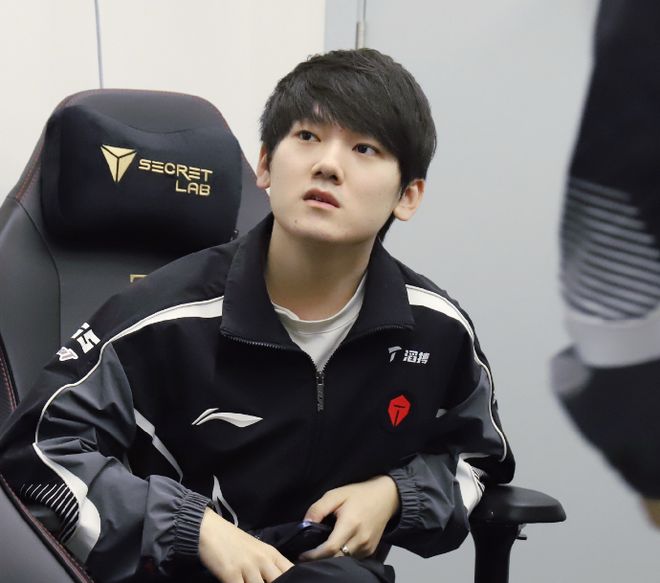 Royal Never Give Up VS Invictus Gaming 1月25日